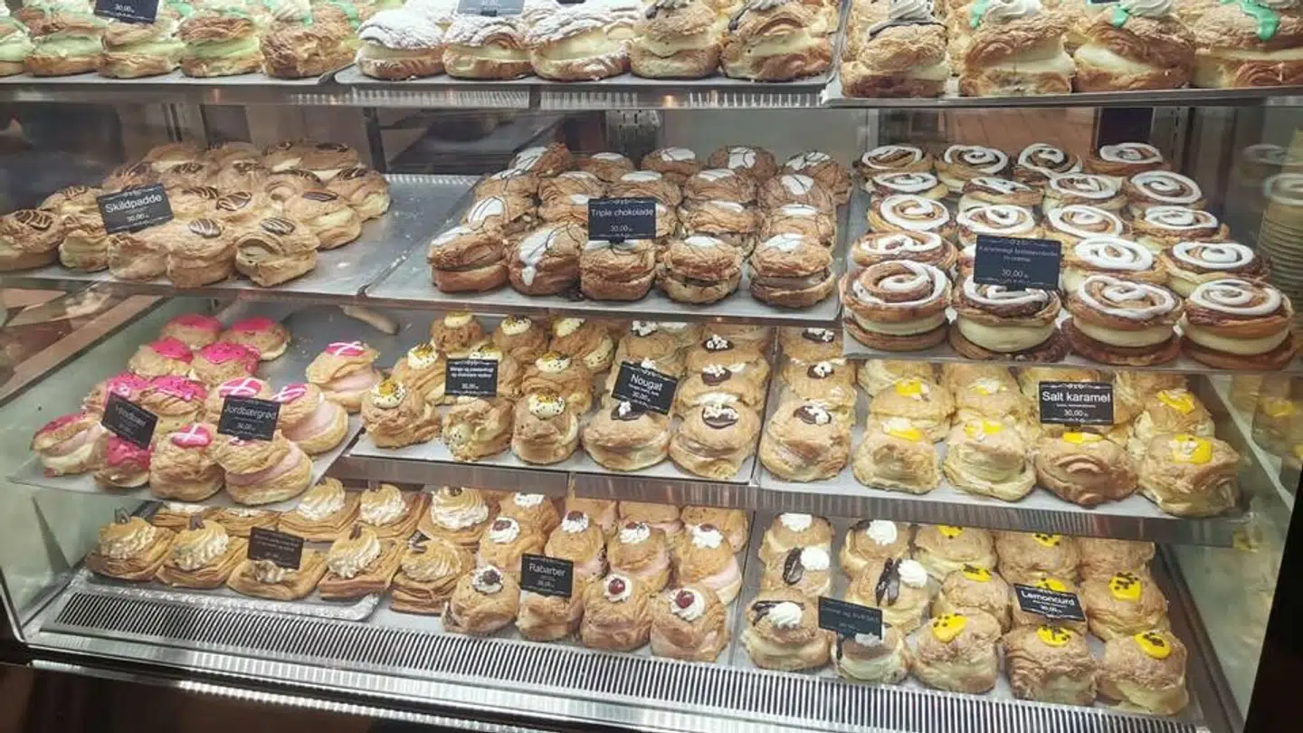 Der er masser af fastelavnsboller på hylderne hos Byens Bager, men efterspørgslen er også stor, og man har haft svært ved at følge med, selvom der er indkaldt ekstra bagekraft.