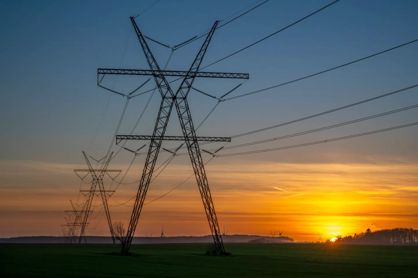 Der mangler kapacitet i højspændingsnettet i Danmark på grund af forsinkelser, så nu kan mange virksomheder ikke blive koblet på elnettet.