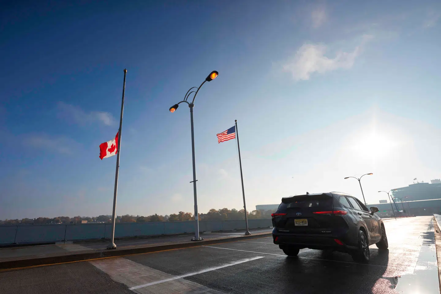 Der bliver stadigt længere mellem bilerne over den canadisk-amerikanske grænse, og canadiske flyselskaber aflyser afgange til USA, fordi billetterne ikke bliver solgt.