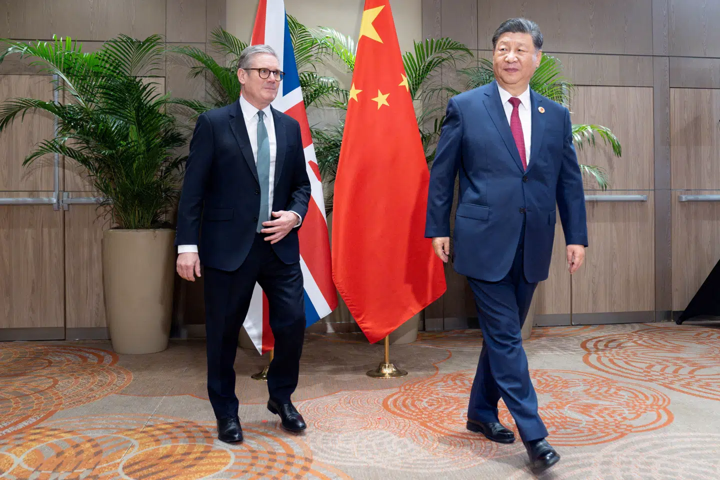 Keir Starmer og Xi Jinping under et møde i 2024. Nu kommer Starmer til Kina.
