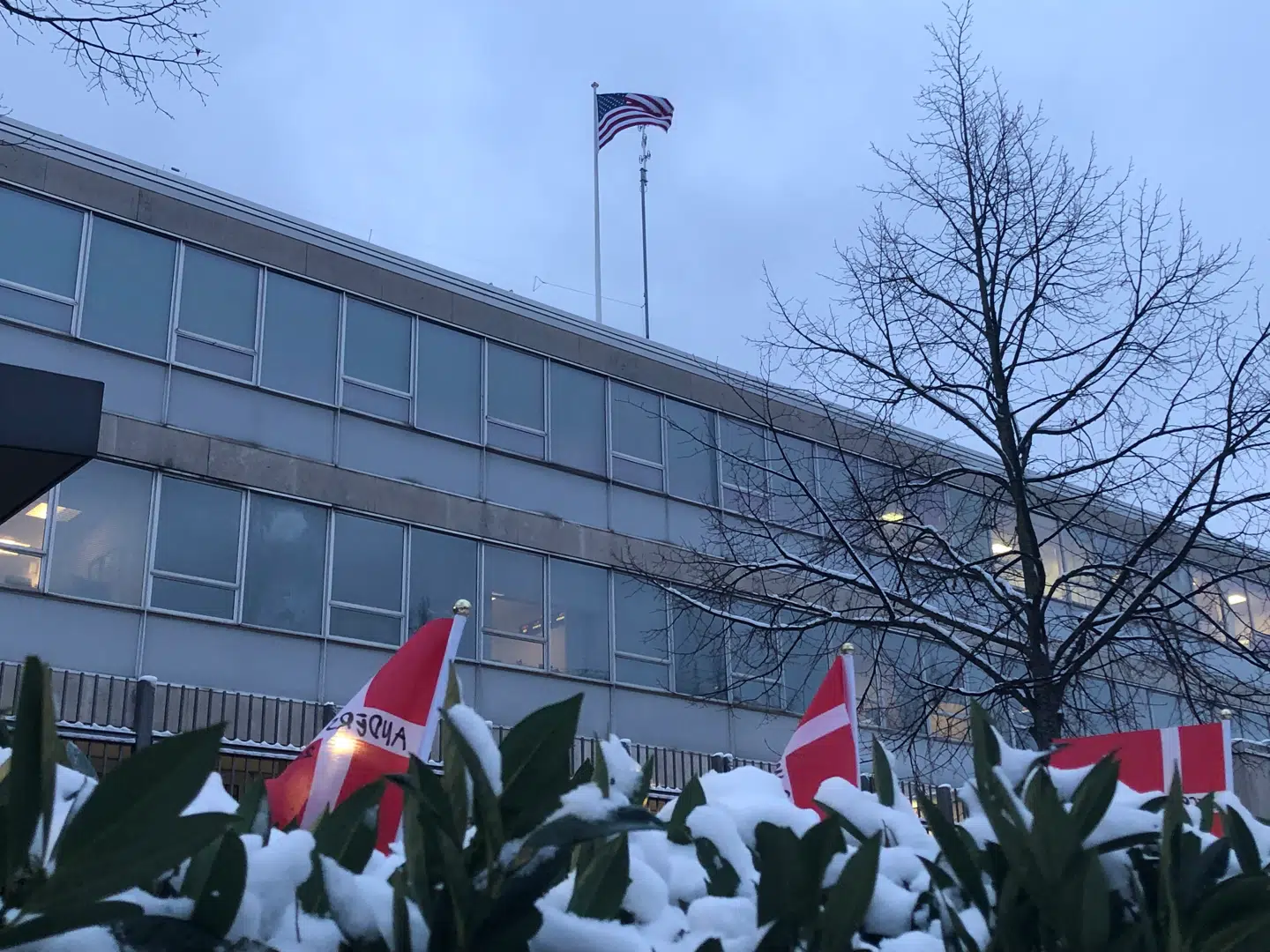 Danske flag med faldne soldaters navne fik ikke lov at stå længe foran den amerikanske ambassade på Østerbro.