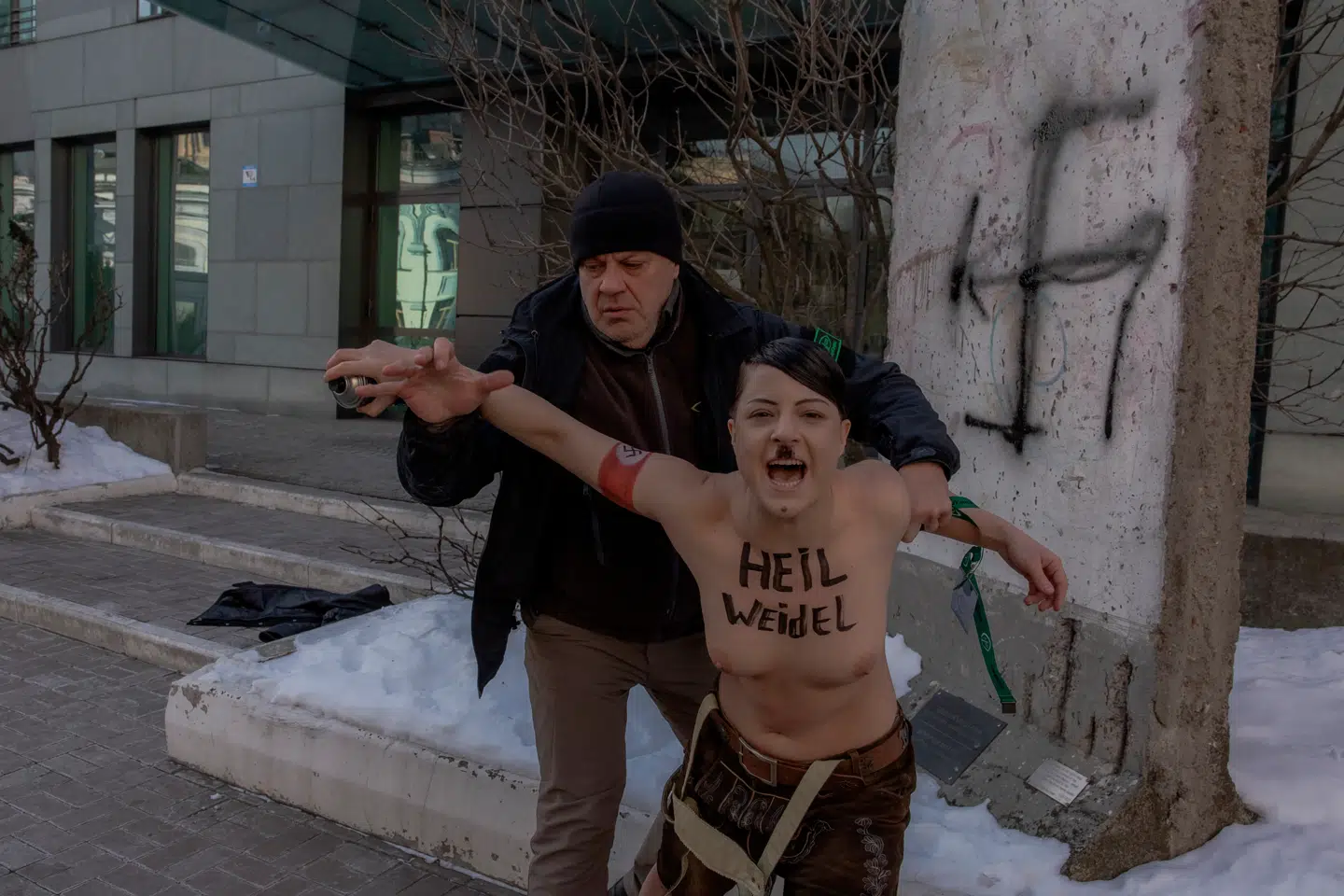 Hagekorset er den hurtigste måde at signalere sin foragt for det, man betragter som det onde. Her er det en aktivist fra den feministiske gruppe Femen, der har udstyret den tyske ambassade i Kyiv med et hagekors i protest mod det tyske parti Alternative für Deutschland.