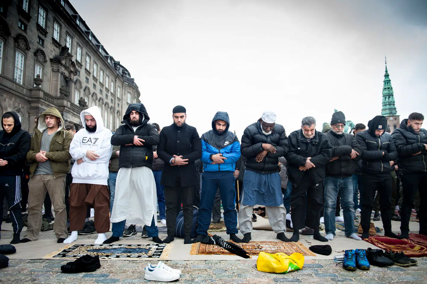 Hizb ut-Tahrir holder fredagsbøn på Christiansborg Slotsplads i København fredag den 22. marts 2019.