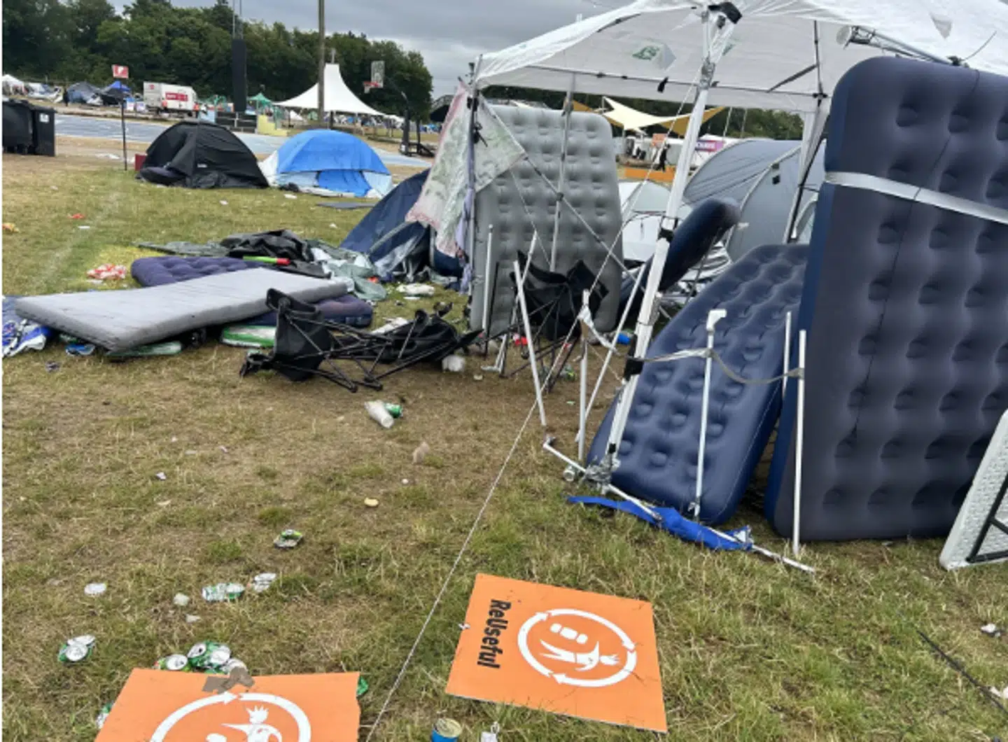 Efter sidste års Roskilde Festival flød det med Harald Nyborgs hvide engangspavilloner som denne, og det vil festivalen nu komme til livs med det nye forbud.