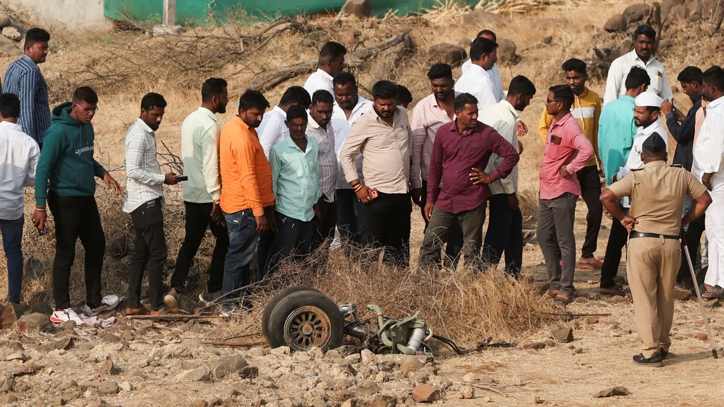 Forbipasserende ved ulykkesstedet.