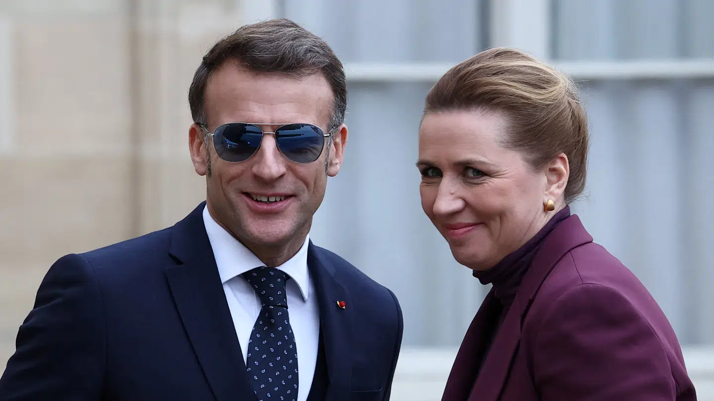 Frankrigs præsident, Emmanuel Macron, er atter iført sine efterhånden ikoniske pilotbriller.