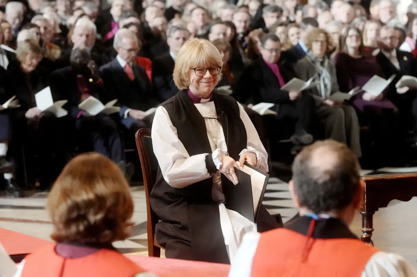Ved ceremonien i St. Paul's Cathedral er Sarah Mullally formelt blevet indsat som den øverste leder af Englands kirke.