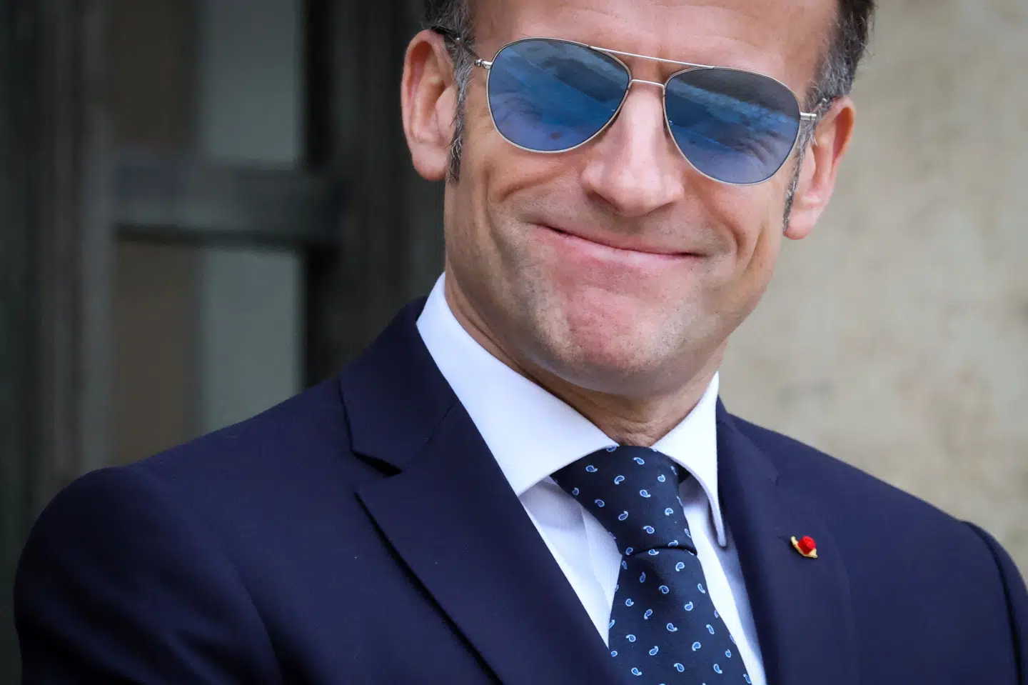 Frankrigs præsident, Emmanuel Macron, venter på at tage imod statsminister Mette Frederiksen (S) og formanden for Naalakkersuisut i Paris.