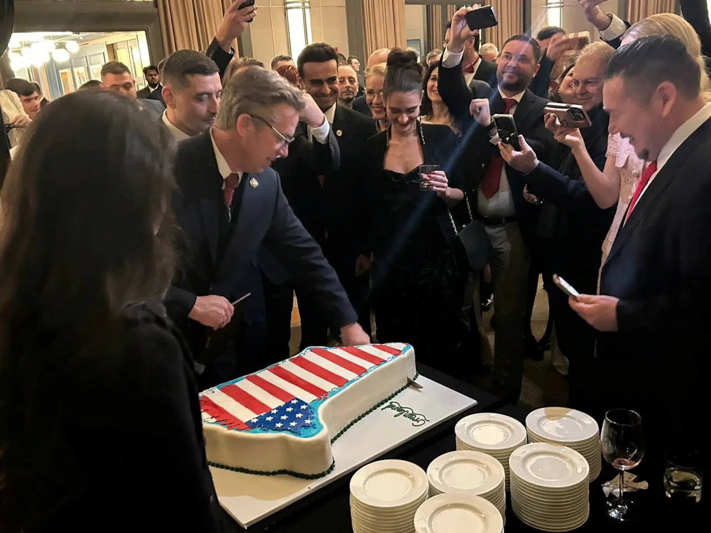 Flere kunstnere aflyser deres optrædener i USAs største kulturcenter. I centrum for aflysningerne står Trump-administrationen og den særdeles Trump-venlige bestyrelse. Den 20. januar afholdt Republikanere et event ved centret. Her blev der serveret en grønlandsformet kage beklædt med det amerikanske flag.