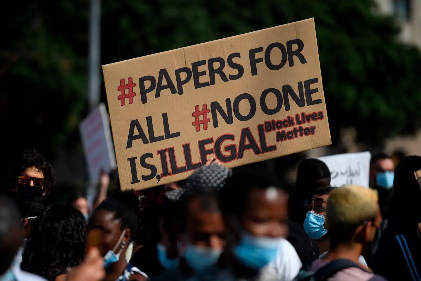 Migranter forlanger »papirer til alle« ved en demonstration i Barcelona for et par år siden. Nu har den spanske regering vedtaget et dekret, der ventes at opfylde kravet for omkring en halv million.