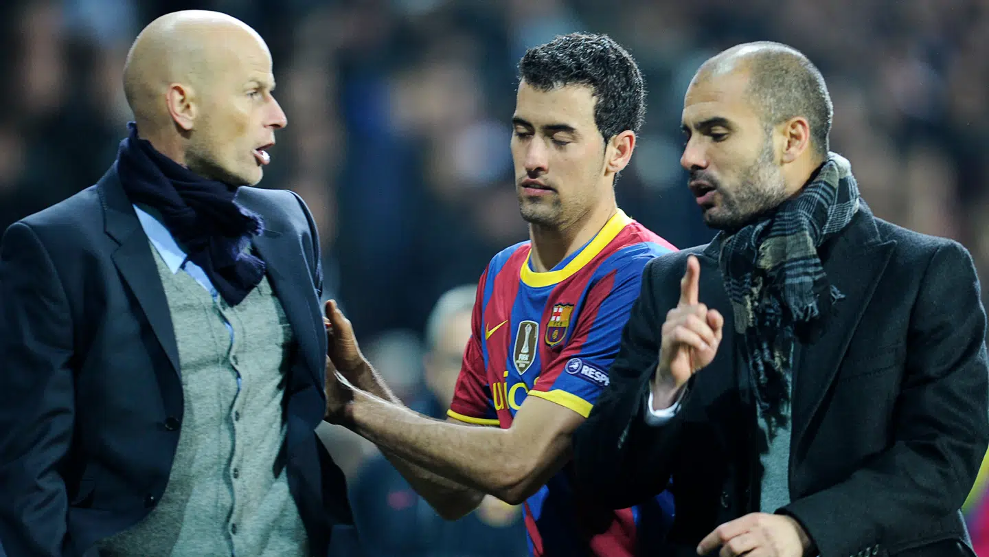 Ståle Solbakken (tv.) og Pep Guardiola (th.) bliver skilt fra hinanden af Barcelona-stjernen Sergio Busquets.