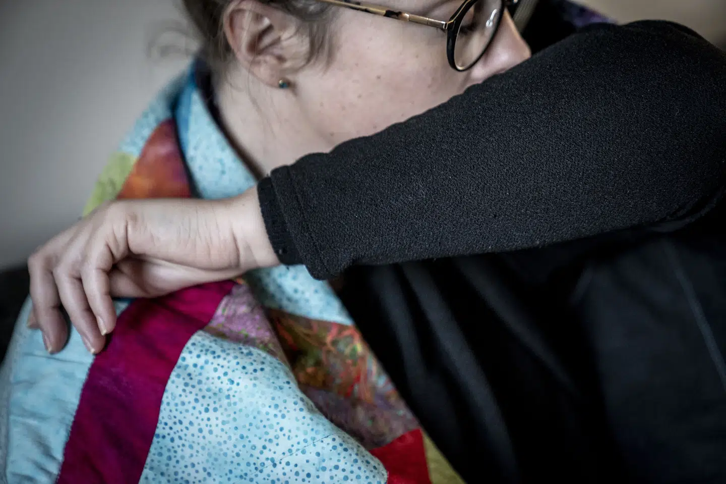 Ondt i halsen, hoste og feber kan være symptomer på influenza, og i øjeblikket er smitten på et højt niveau i Danmark. (Arkivfoto).