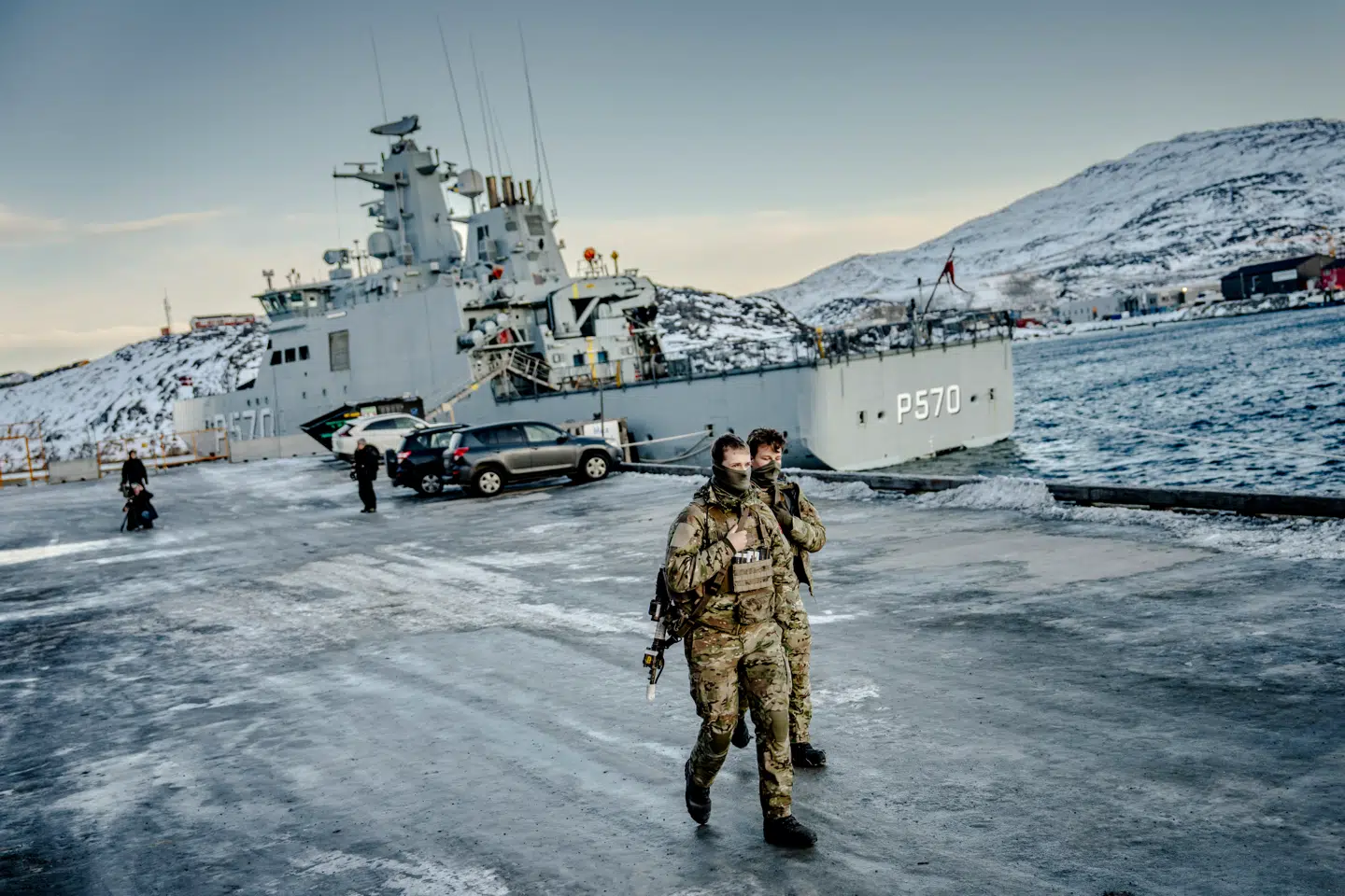 Soldater bevogter havnen i Nuuk, 25. januar 2026. Mikkel Boe begyndte at undre sig over, hvordan vi er nået hertil, hvor krig på dansk jord kan være en mulighed. Hvornår begyndte det at gå den gale vej? spørger han i denne kommentar. Foto: Mads Claus Rasmussen/Ritzau Scanpix