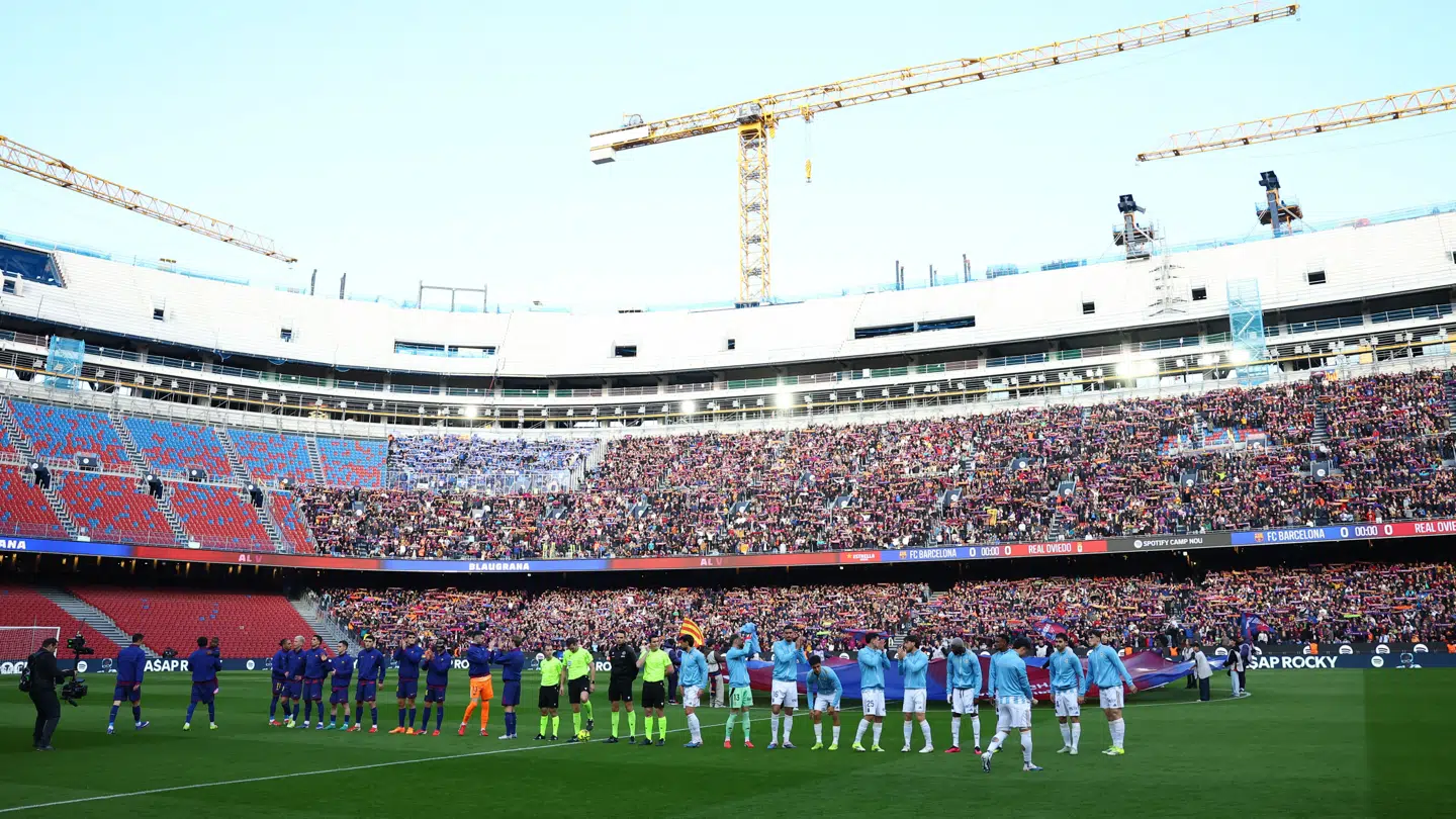 Der er normalt plads til næsten 100.000 tilskuere på Camp Nou, men lige nu er det under ombygning, hvorfor der kun er plads til 45.000.