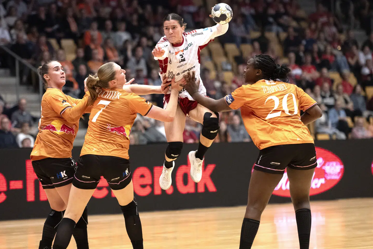 Ikast-bagspilleren Stine Skogrand var flyvende og blev kampen topscorer med ti mål, men det var ikke nok til sejr over Odense. (Arkivfoto).