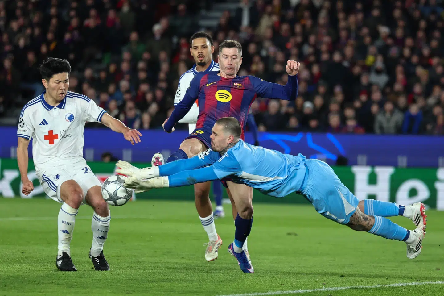 Veteranen Robert Lewandowski scorede det ene af Barcelonas mål mod FC København-målmand Dominik Kotarski.