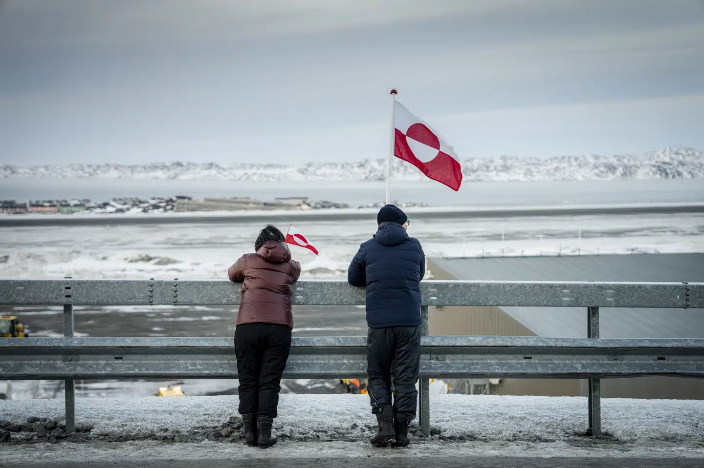 Folk står klar med flag, da statsminister Mette Frederiksen (S) ankommer til Nuuk fredag den 23. januar under en anspændt situation om Arktis. (Arkivfoto).