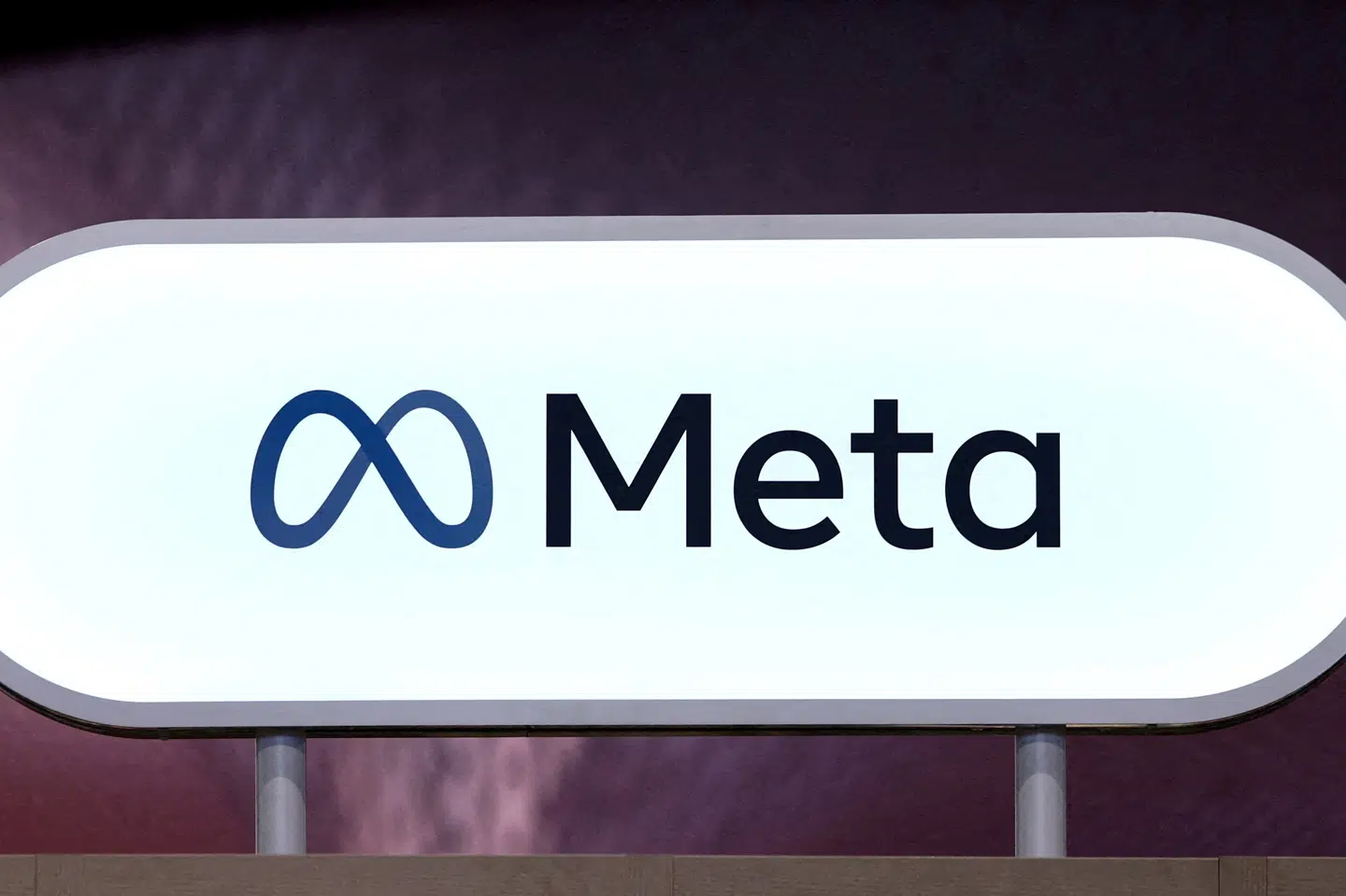 Billede af Metas logo i Frankrigs hovedstad, Paris, i juni 2025. I regnskab for sidste år siger Meta-topchef Mark Zuckerberg, at han ser frem til at fremme det, han kalder personlig superintelligens. (Arkivfoto).