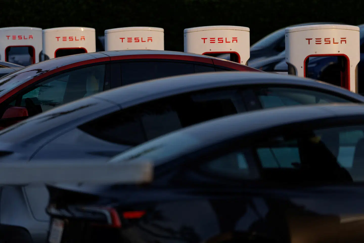 Der bliver nu skåret ned på antallet af bilmodeller, og Tesla skyder stort milliardbeløb i storejer Elon Musks kunstige intelligens.