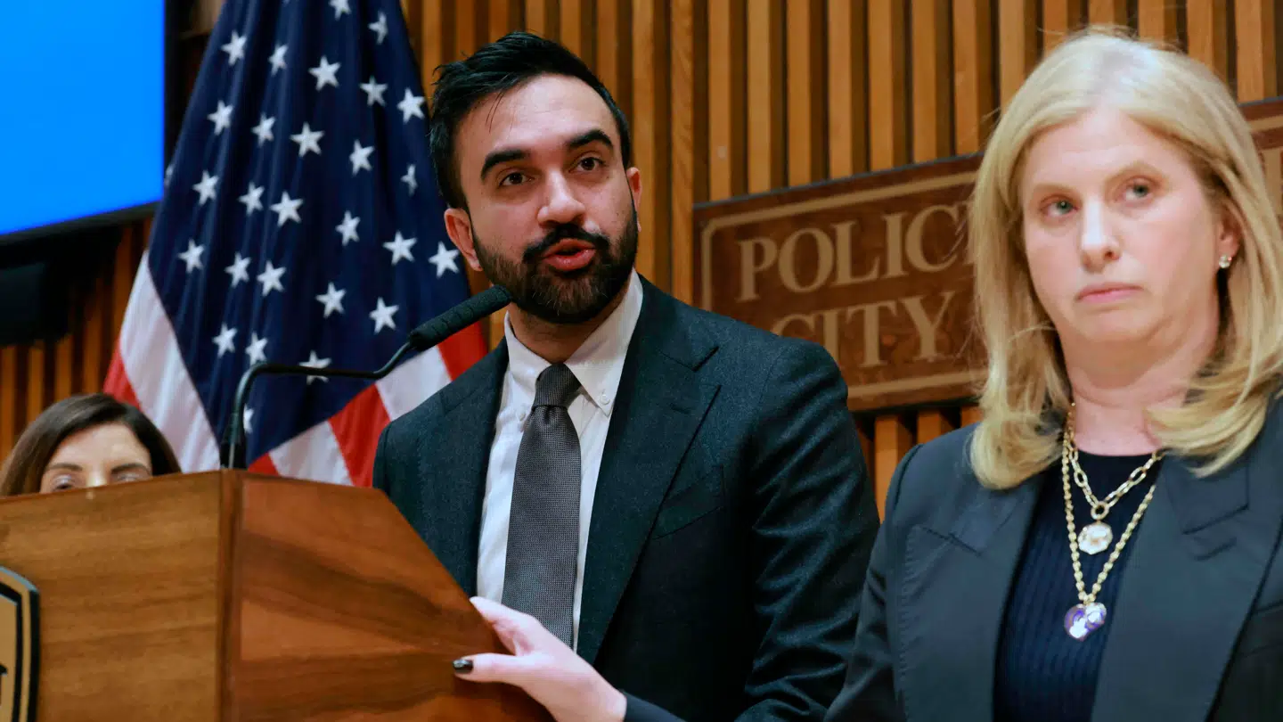 New York-borgmester Zohran Mamdani (tv.) og politichef Jessica Tisch (th.) holdt sammen med justitsministeren i New York, Letitia James, en pressebriefing onsdag aften efter episoden.