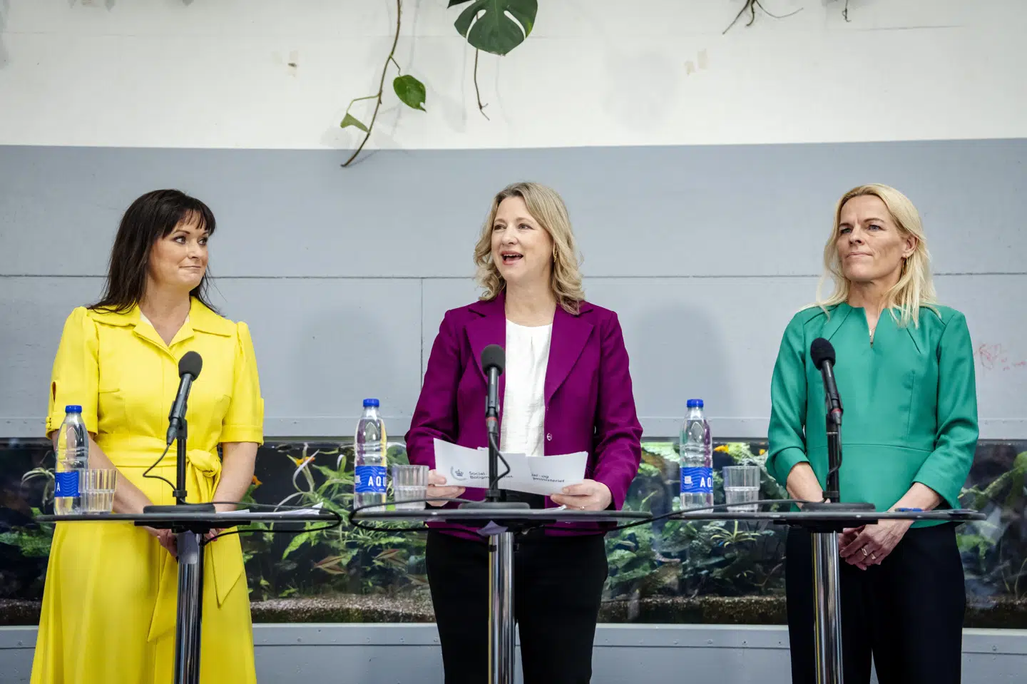 Social- og boligminister Sophie Hæstorp Andersen (S), indenrigs- og sundhedsminister Sophie Løhde (V) og ældreminister Mette Kierkgaard (M) kunne i sommer præsentere udspillet til værdighedsreformen, der nu er aftalt med to partier yderligere. (Arkivfoto).