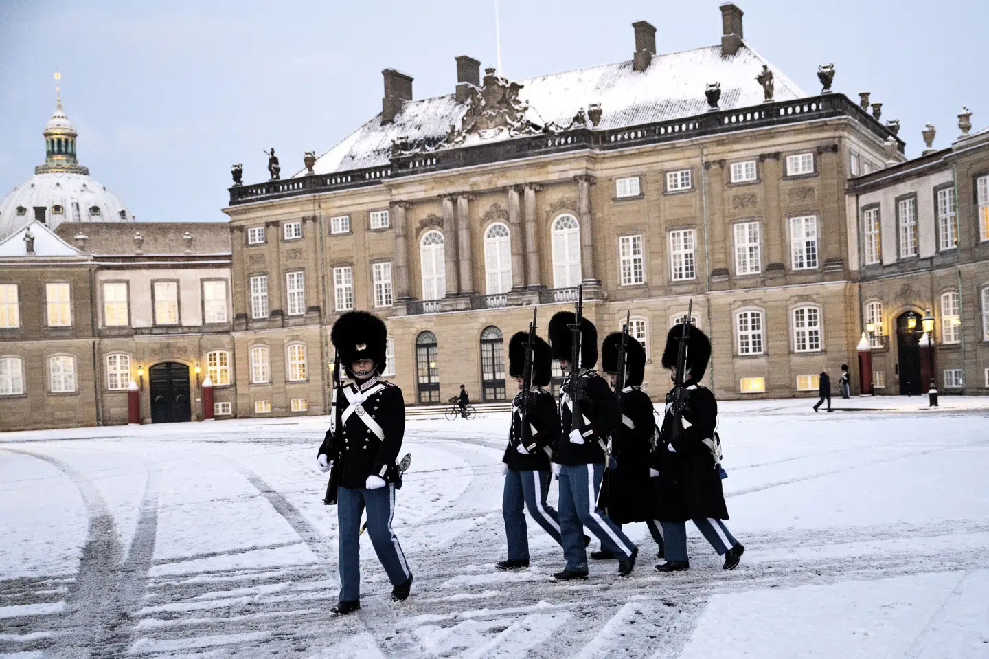 En møntforhandler har ifølge Forbrugerombudsmanden solgt tronskifte- og bryllupsmedaljer med afbildninger af kongehuset. (Arkivfoto).