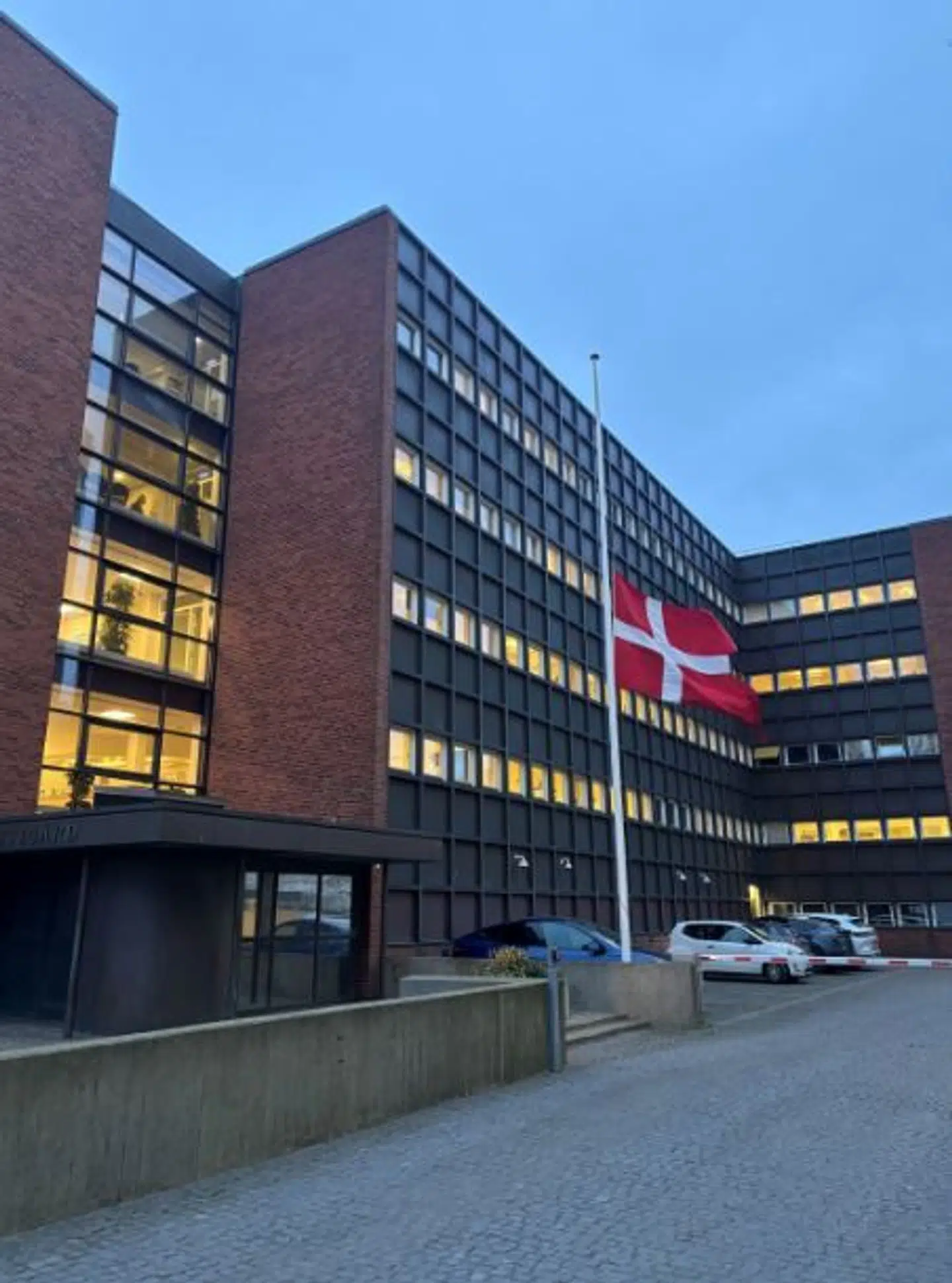 Her ses flaget være på halv hos Østjyllands Politi.
