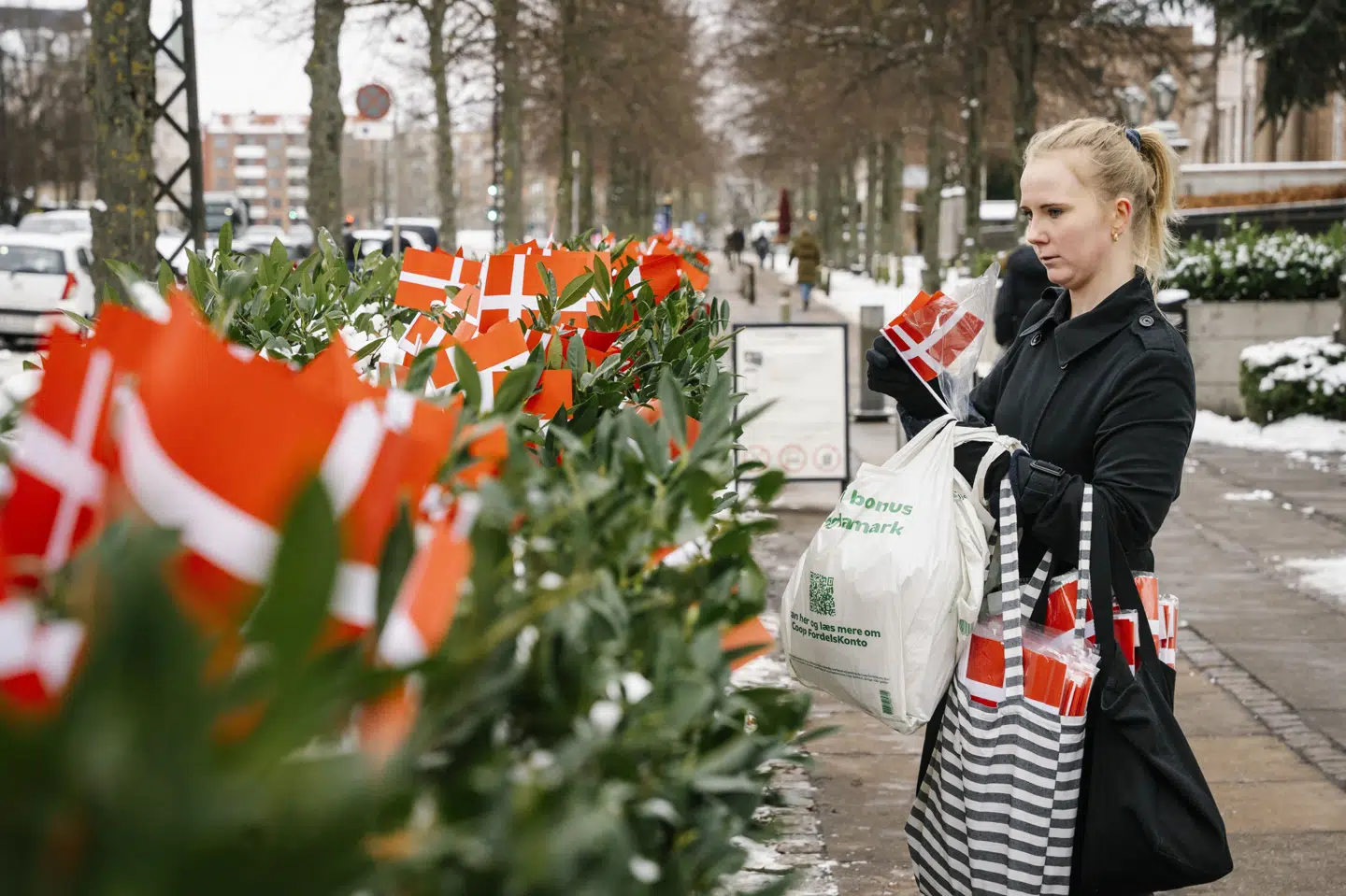 Danske flag foran den amerikanske ambassade skal minde om de faldne soldater, men de blev fjernet af amerikanerne. (Arkivfoto).