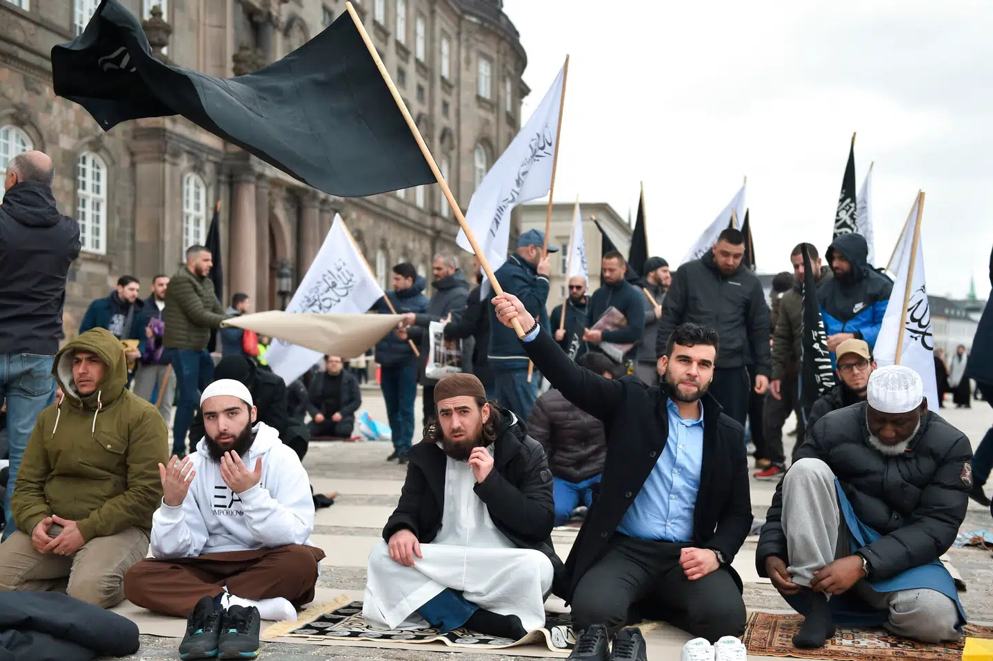 Hizb ut-Tahrir holder fredagsbøn på Christiansborg Slotsplads i København, fredag den 22. marts 2019.
