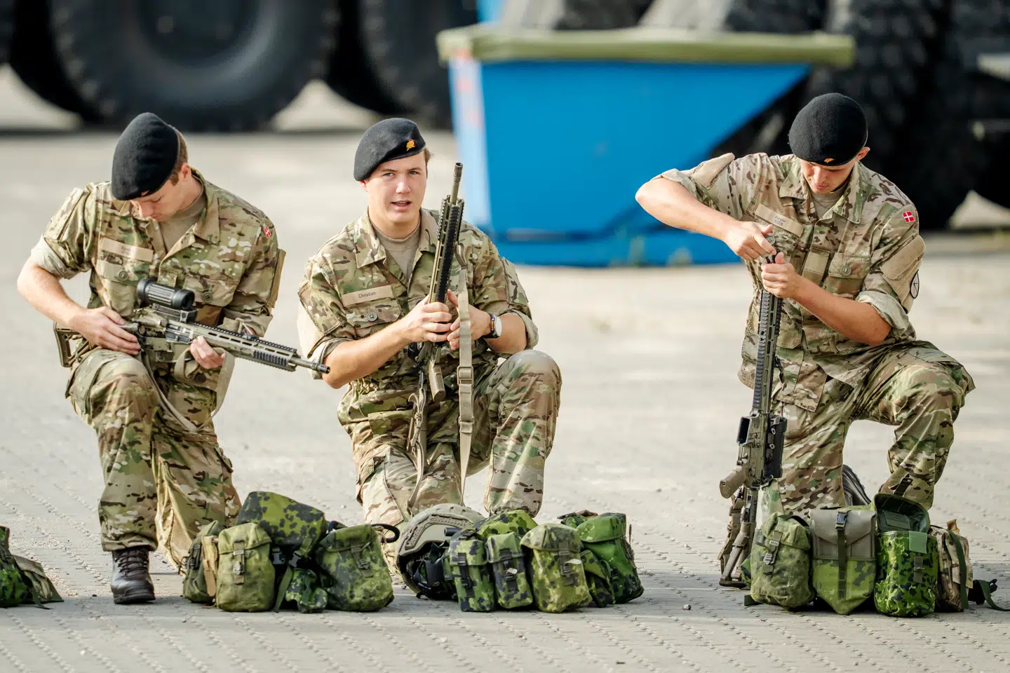 Kronprinsen under sin værnepligt – i dag er han i gang med en løjtnantsuddannelse, som han afslutter med en tid som delingsfører.