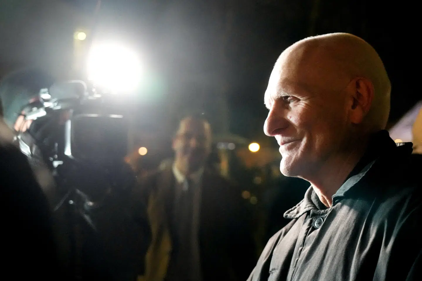 63-årige Ales Bjaljatski fra Belarus er stifter af menneskerettighedsorganisationen Vjasna. I 2022 fik han Nobels Fredspris for sit arbejde. Nu er han blevet løsladt fra fængslet i Belarus.