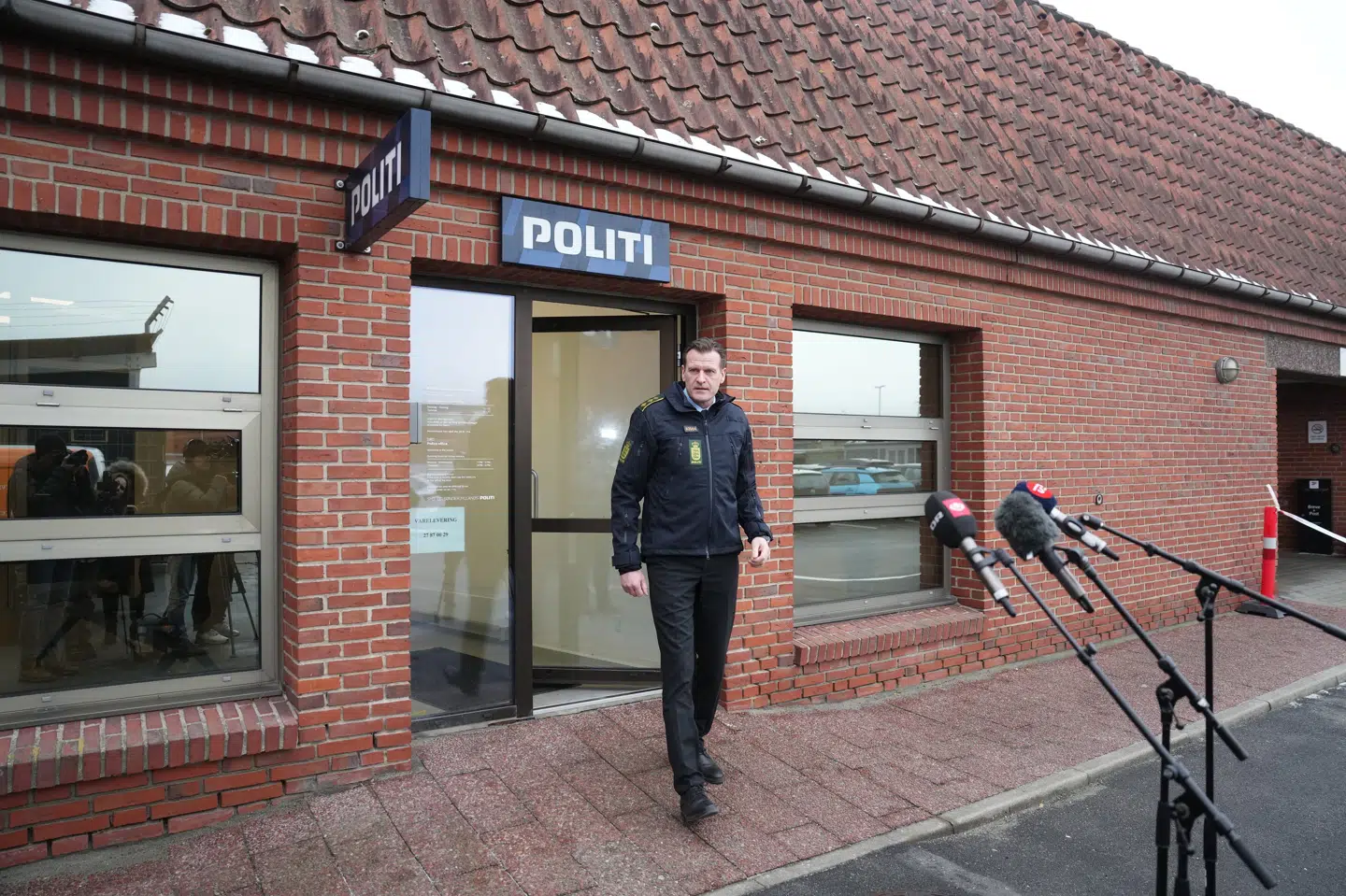 Politidirektør Frits Kjeldsen siger på et pressemøde torsdag, at der er ved at blive taget stilling til, hvad en lastbilchauffør, der natten til torsdag var involveret i en dødelig ulykke, skal sigtes for.