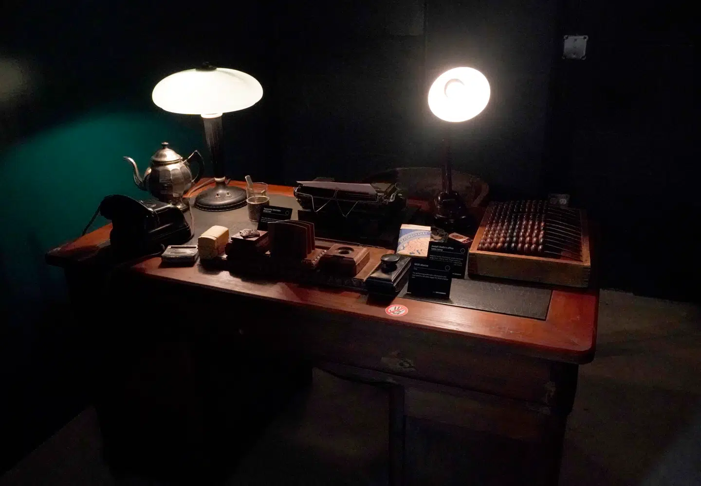 Udadtil lignede det en souvenirbutik. I baglokalet i Københavns Indre By opererede den »formodentlig farligste og mest effektive kvindelig agent, der nogensinde har opereret i Skandinavien.«