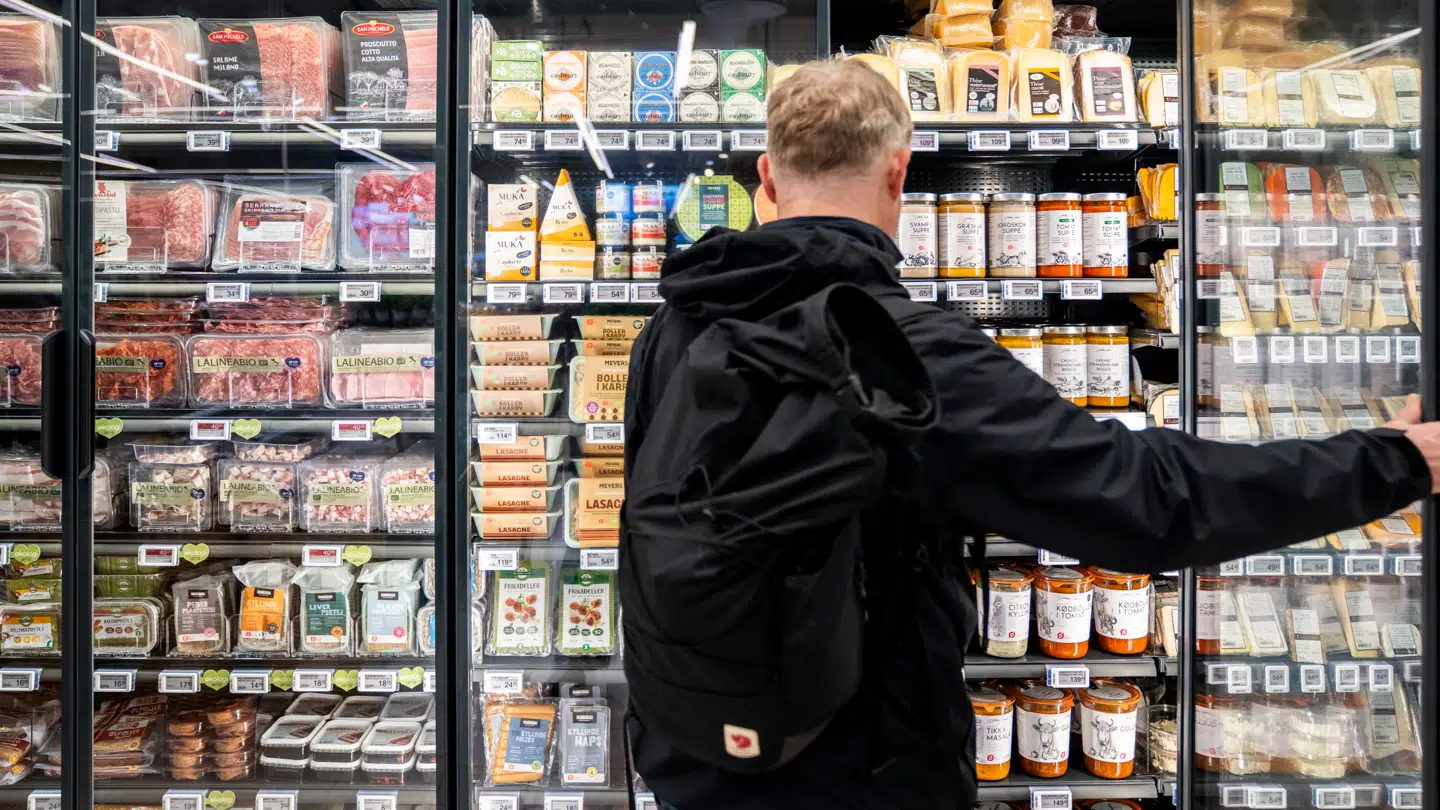 (Arkivfoto) Handlende kunder i et supermarked på Frederiksberg.