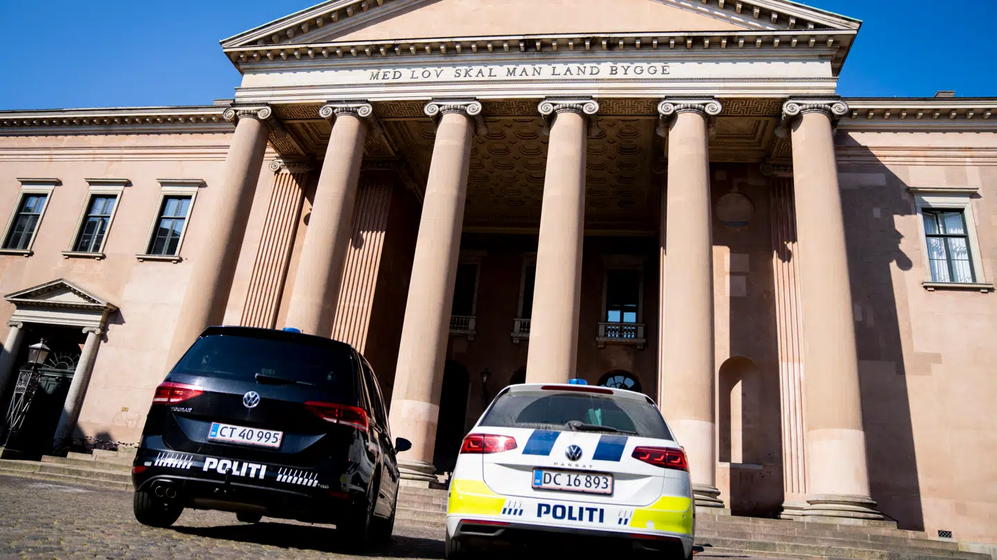 Popstjernen er torsdag tiltalt i Københavns Byret for både vold og grov vold. Han nægter sig skyldig.