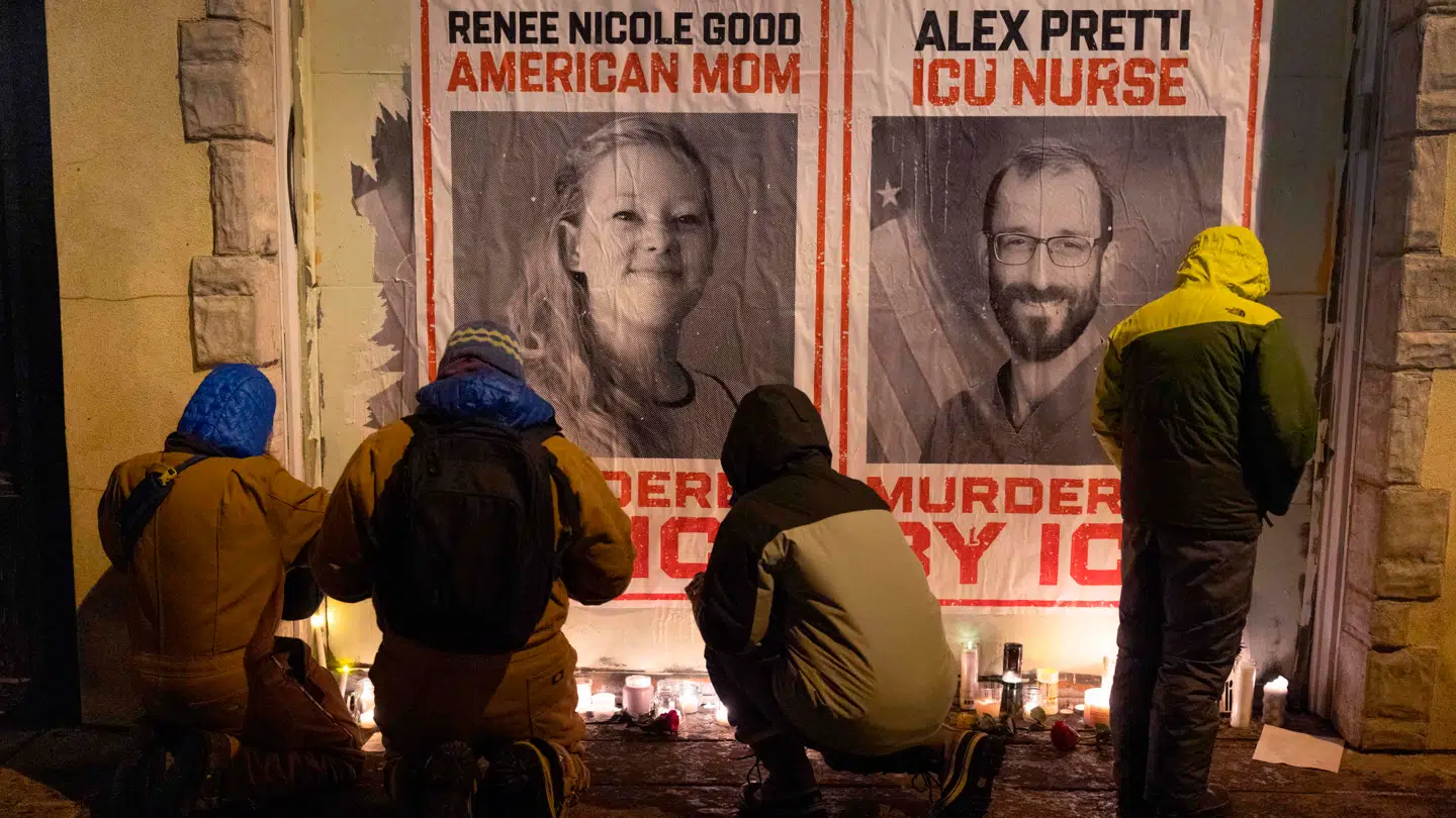 Mindeceremoni i Minneapolis for Renee Good og Alex Pretti. De er begge blevet skuddrabt af ICE-agenter.