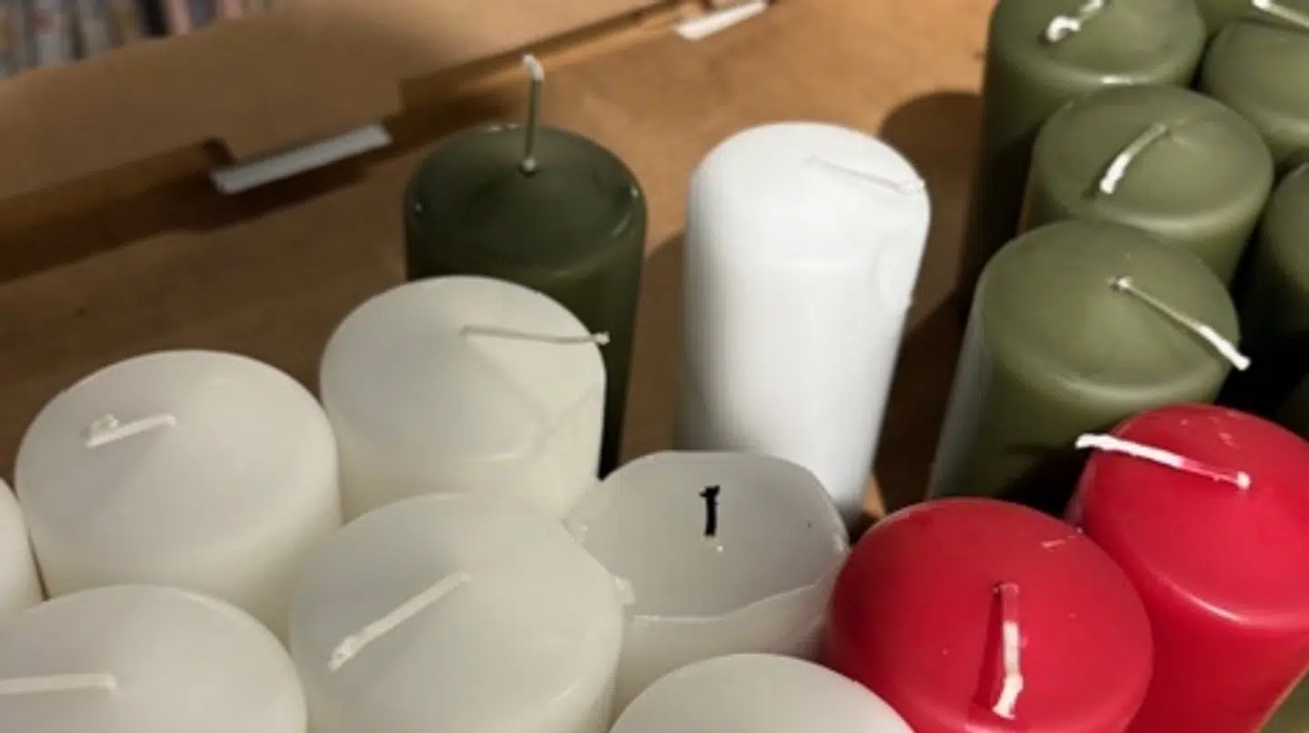 Som man kan se, er det blandt andet stearinlys, der efterlades tændte, som er starten på de store problemer, flere butikker har været i.