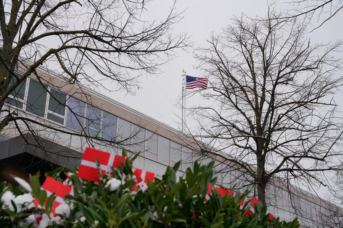 44 flag foran den amerikanske ambassade på Østerbro gik onsdag verden rundt.