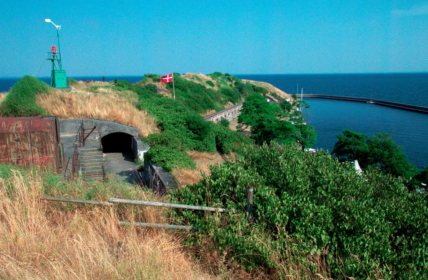 Flakfortet blev i 2001 solgt af den danske stat til en svensk rigmand. Nu er det til salg igen.