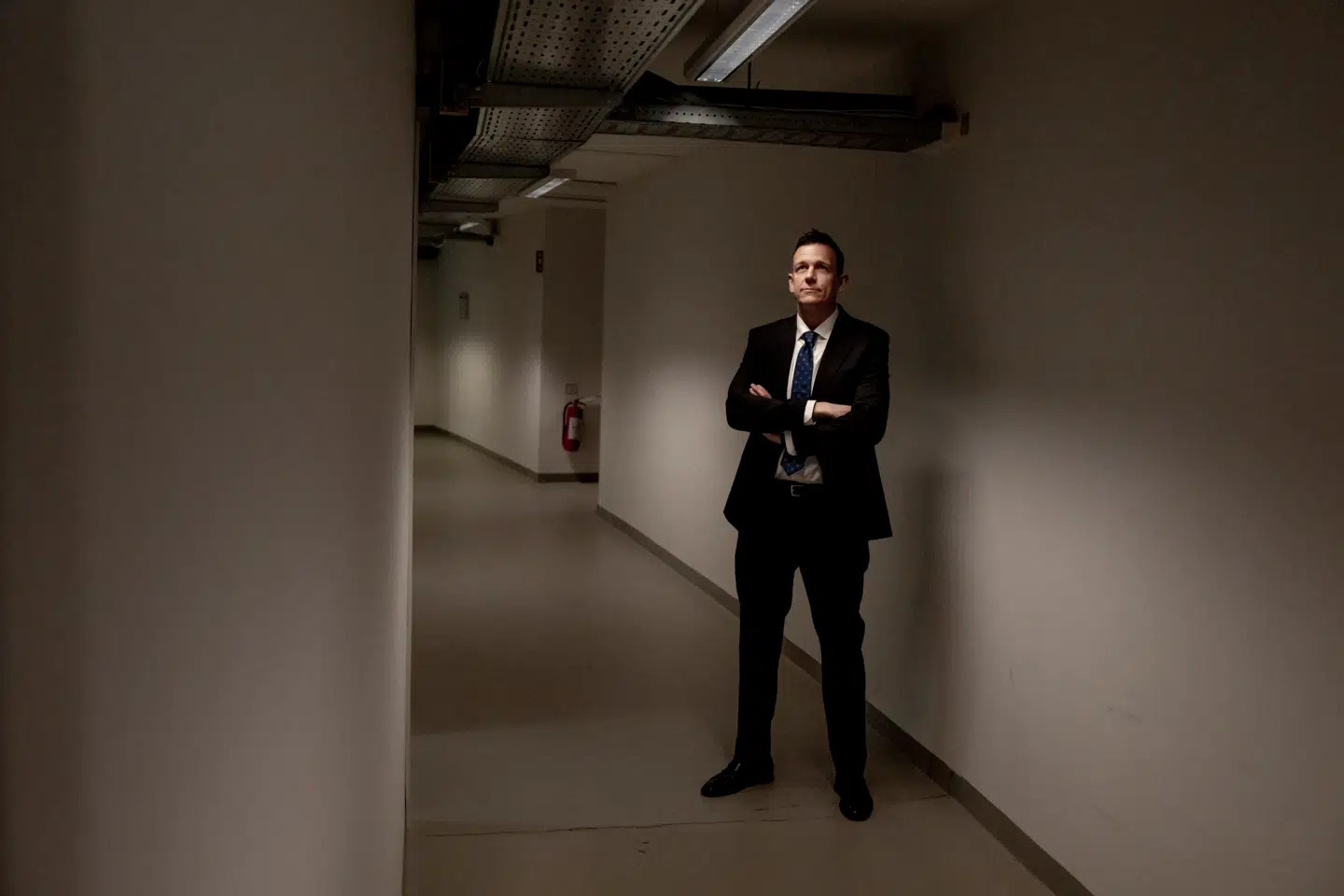 Udlændinge- og integrationsminister Rasmus Stoklund (S) besøgte mandag Nationalt ID-Center i Birkerød, hvor man efterforsker falske pas og dokumenter.