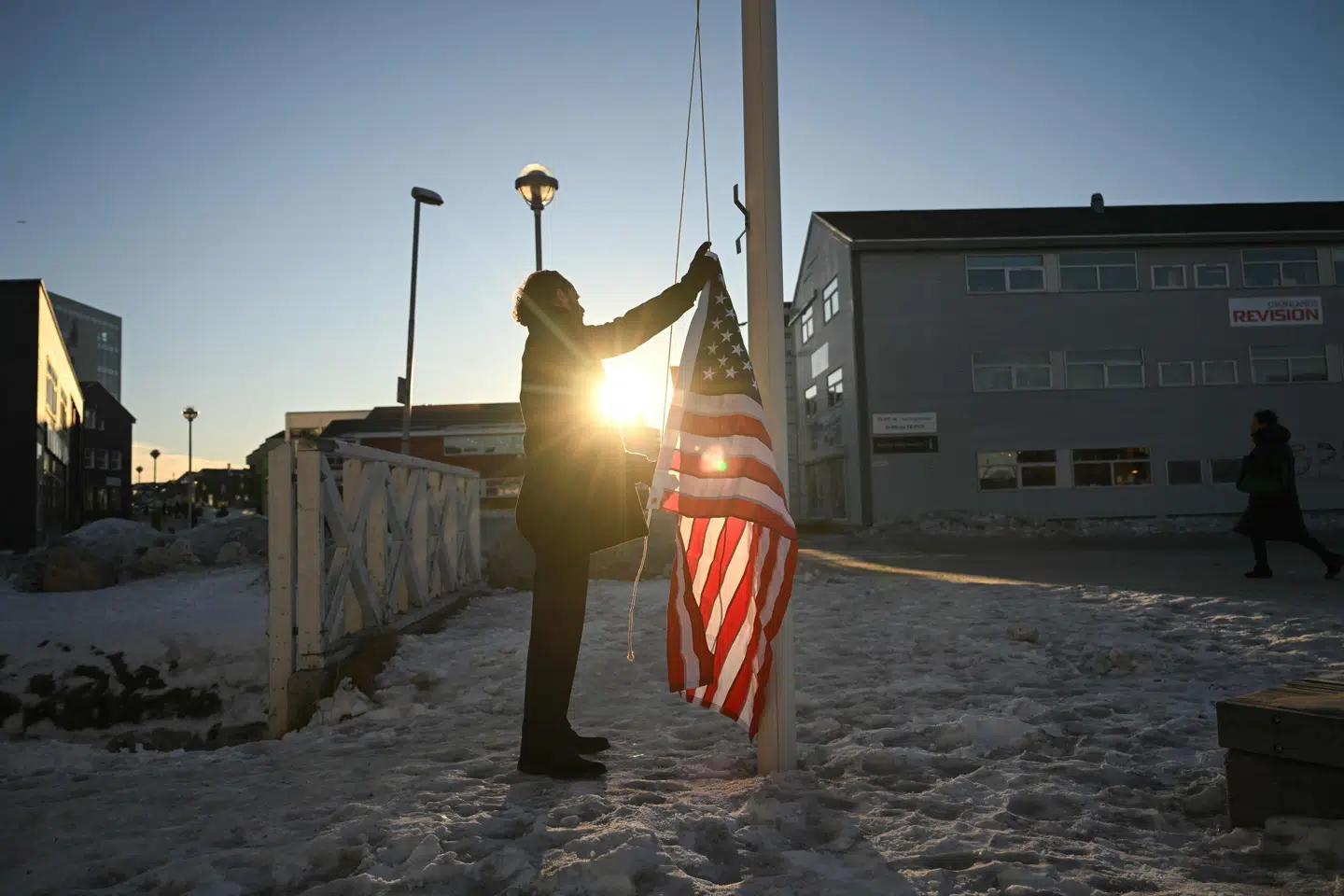 Tyske Maxi Schafroth blev fotograferet af AFP, da han forsøgte at hejse det amerikanske flag i Nuuk onsdag den 28. januar.