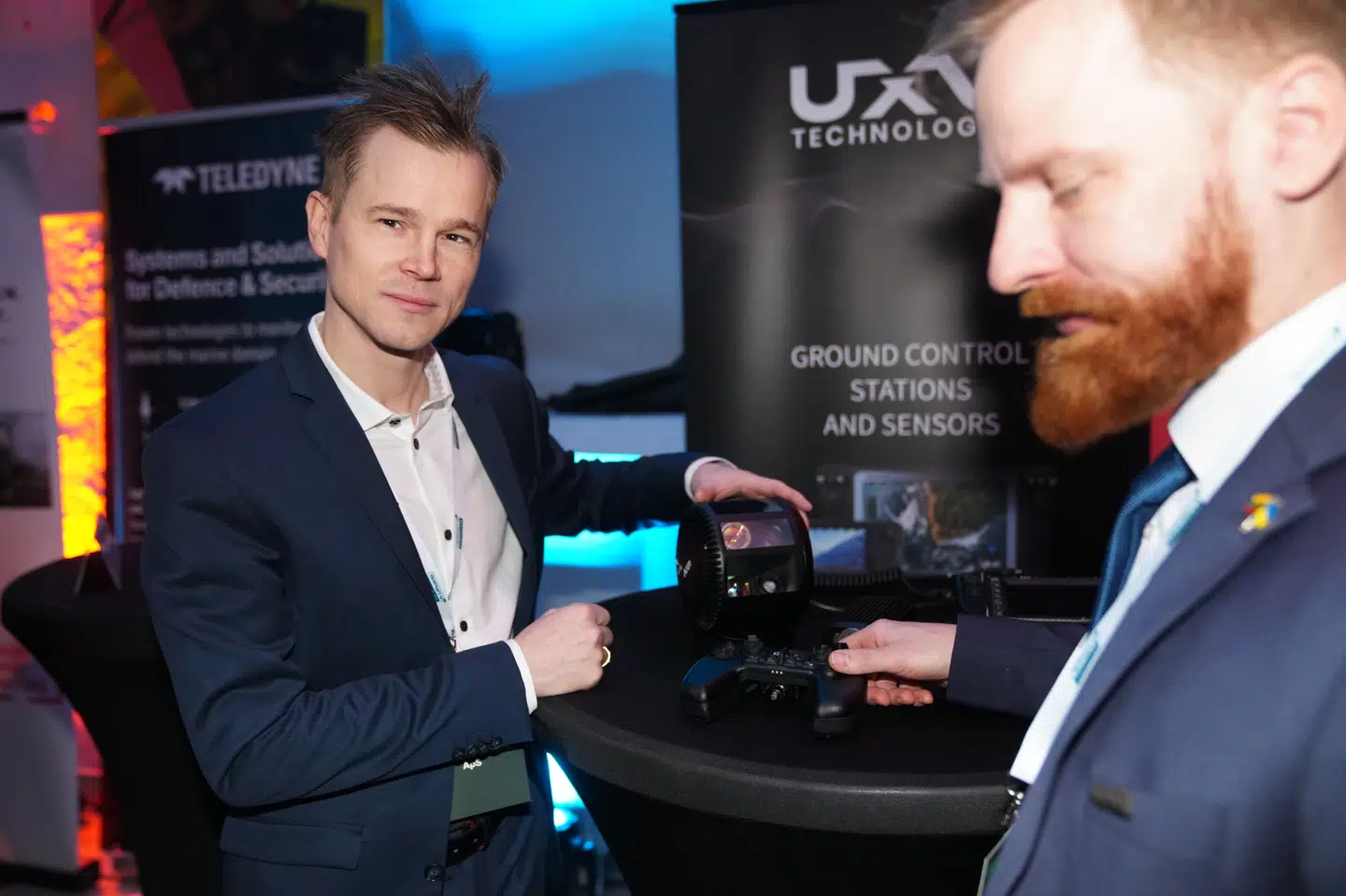 Steven Friberg, der er topchef i danske UXV Technologies, viser den løsning frem, som virksomheden laver med itauiske Aktyvus Photonics. De to har underskrevet en samarbejdsaftale torsdag.
