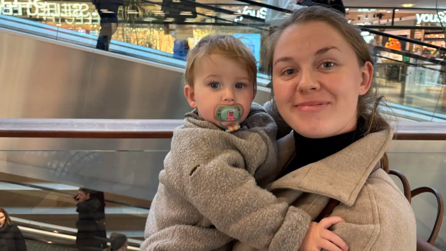 Astrid Carvalho på 32 år og hendes søn Erik. Astrid Carvalho modtager regeringens fødevarecheck på 2.500 kroner, men hun mener ikke selv, at hun har brug for den.