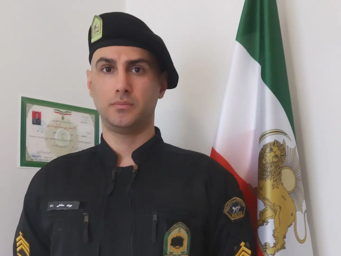 I otte år var Javad Sadeghi med i Irans brutale specialstyrker, inden han blev desertør. I dag risikerer han at blive henrettet, hvis præstestyret får fat i ham, fortæller han.