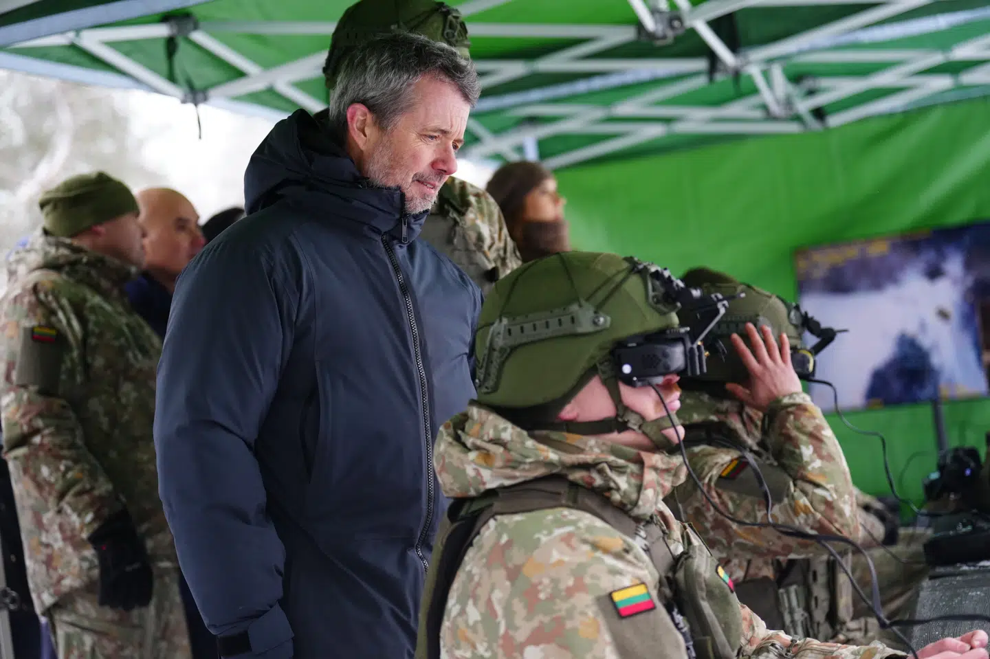 Kong Frederik så, hvordan de frivillige forsvarsstyrker i Litauen trænede med droner, under kongeparrets statsbesøg torsdag.