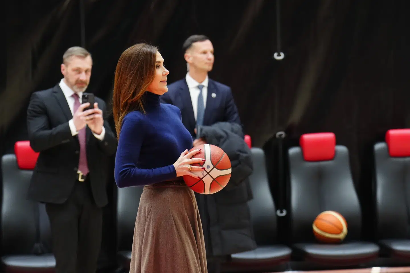 Dronning Mary var hurtig til at få en basketball i hånden, da hende og kong Frederik torsdag besøgte en basketballskole i Vilnius.
