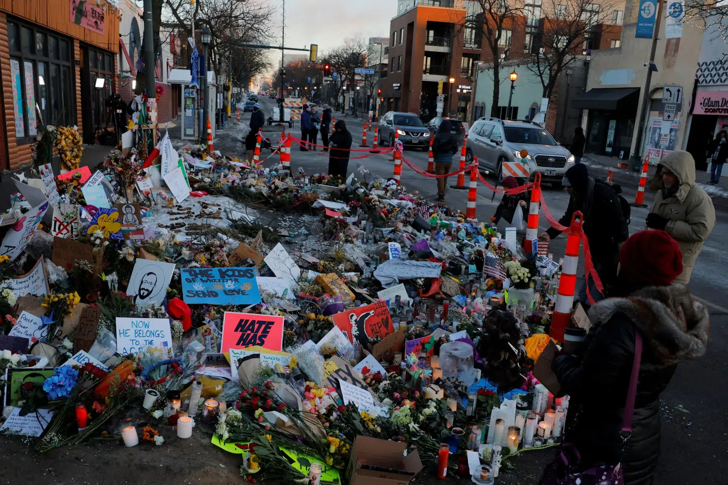 Blomster, lys og skilte lagt på gaden i Minneapolis, Minnesota, hvor borgere mindes Alex Pretti, efter at han og Renée Good blev skudt og dræbt af føderale immigrationsagenter under en immigrationsindsats. (Arkivfoto).