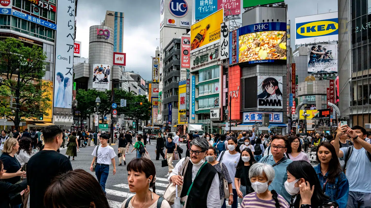 Omkring en million mennesker krydser hver dag Shibuya Crossing. Dermed regnes den for at være verdens travleste fodgængerovergang og en af de mest populære turistmål i Tokyo.