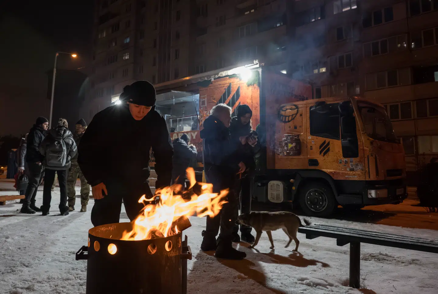 Indbyggere i Kyiv får mad og varme fra et mobilt køkken med en generator, som ukrainske krigsveteraner har etableret, efter at russiske angreb har ført til omfattende strømafbrydelser.