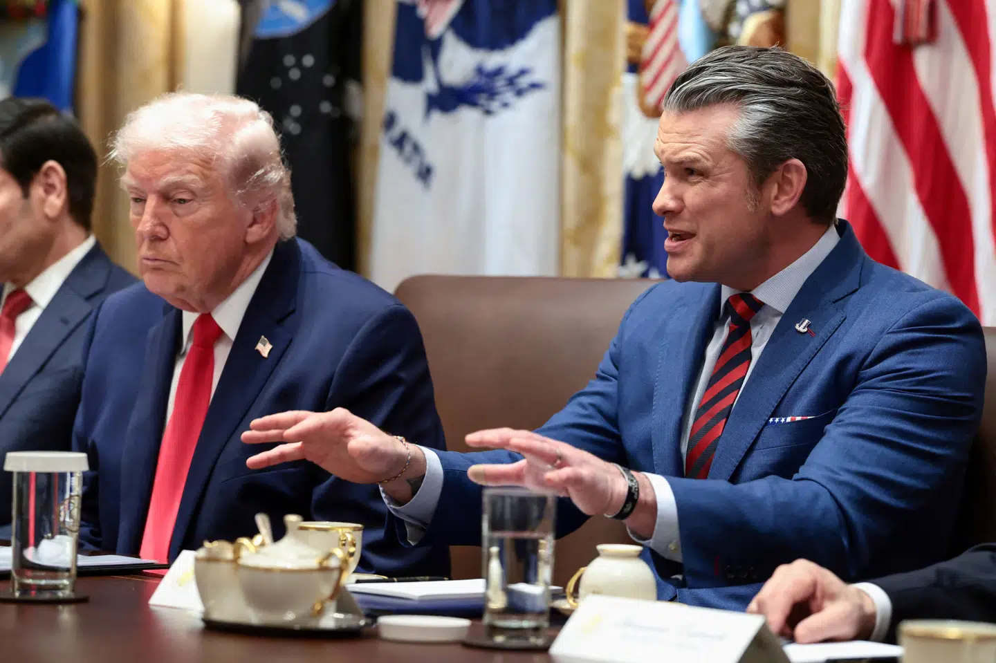 USA's forsvarsminister, Pete Hegseth (til højre), har sagt, at det amerikanske militær er parat til at udføre enhver ordre fra USA's præsident, Donald Trump, efter at USA har sendt et stort krigsskib til Iran. (Arkivfoto).